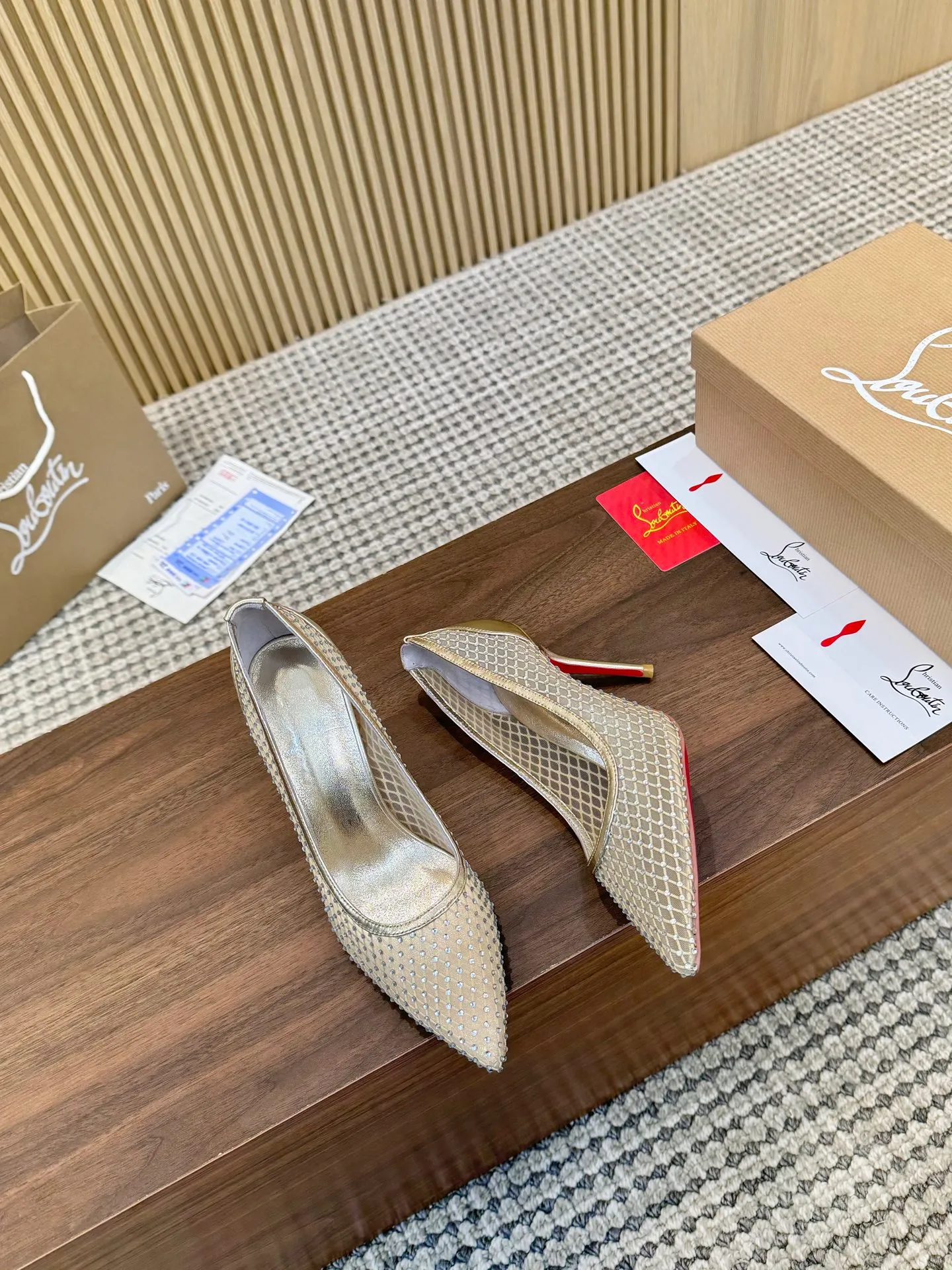 👟👟Ex-factory price 440👟👟 Genuine leather sole +40 Year-round shipment💝Christian Louboutin CL👠 Classic "💎Cow Patent Leather💎Series" noble and luxurious, real blingbling✨ Real materials, all customized by the pattern maker, and the materials are made of original customized materials, achieving the taste of the original 6 color options💍 Upper: imported 👉cow patent leather💪 lining: sheepskin foot pad/lining code number: 34-40.41.42 heel height: two options: 10.5cm and 8.5cm